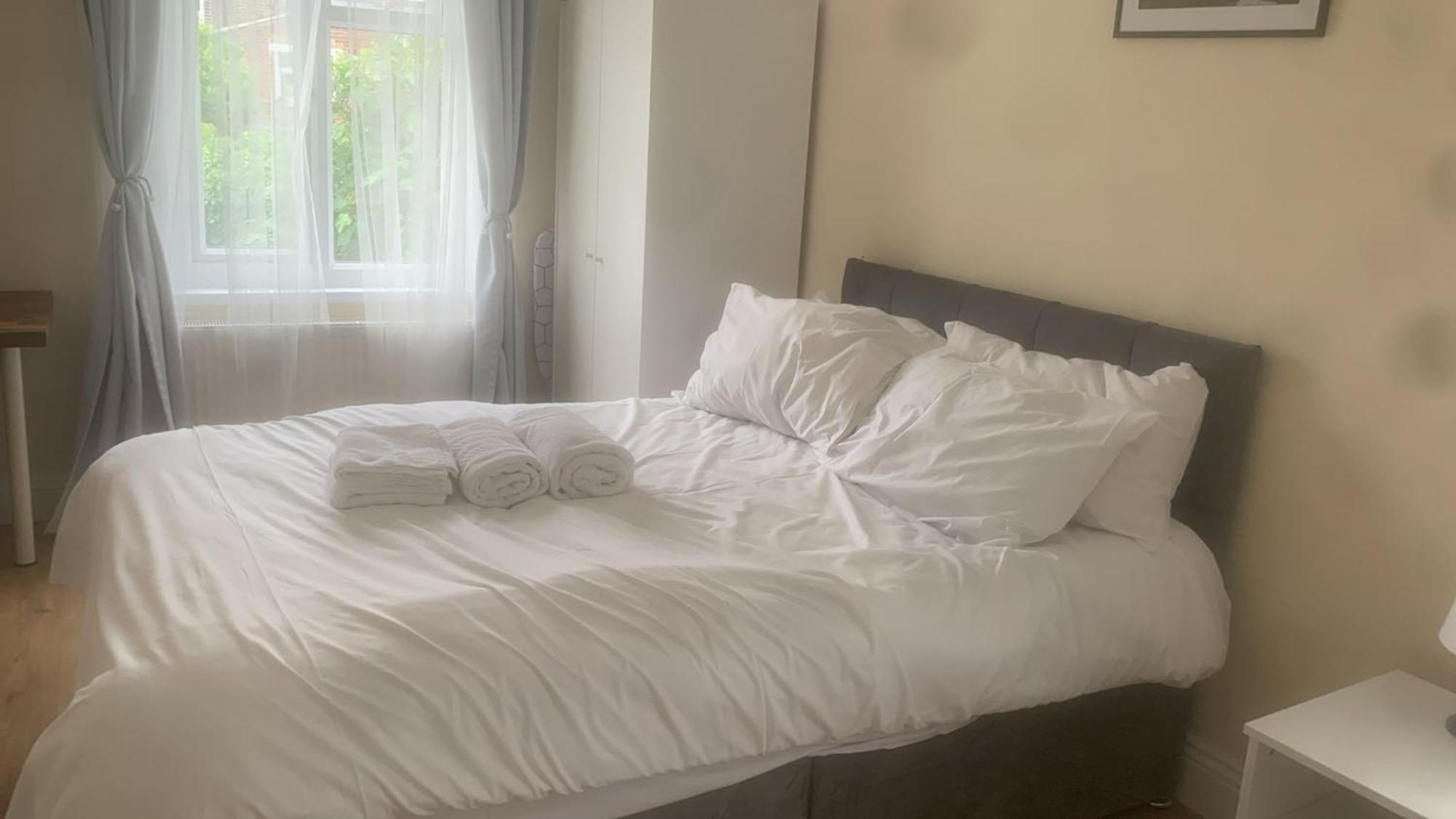 Specious Studio Flats Лондон Екстериор снимка