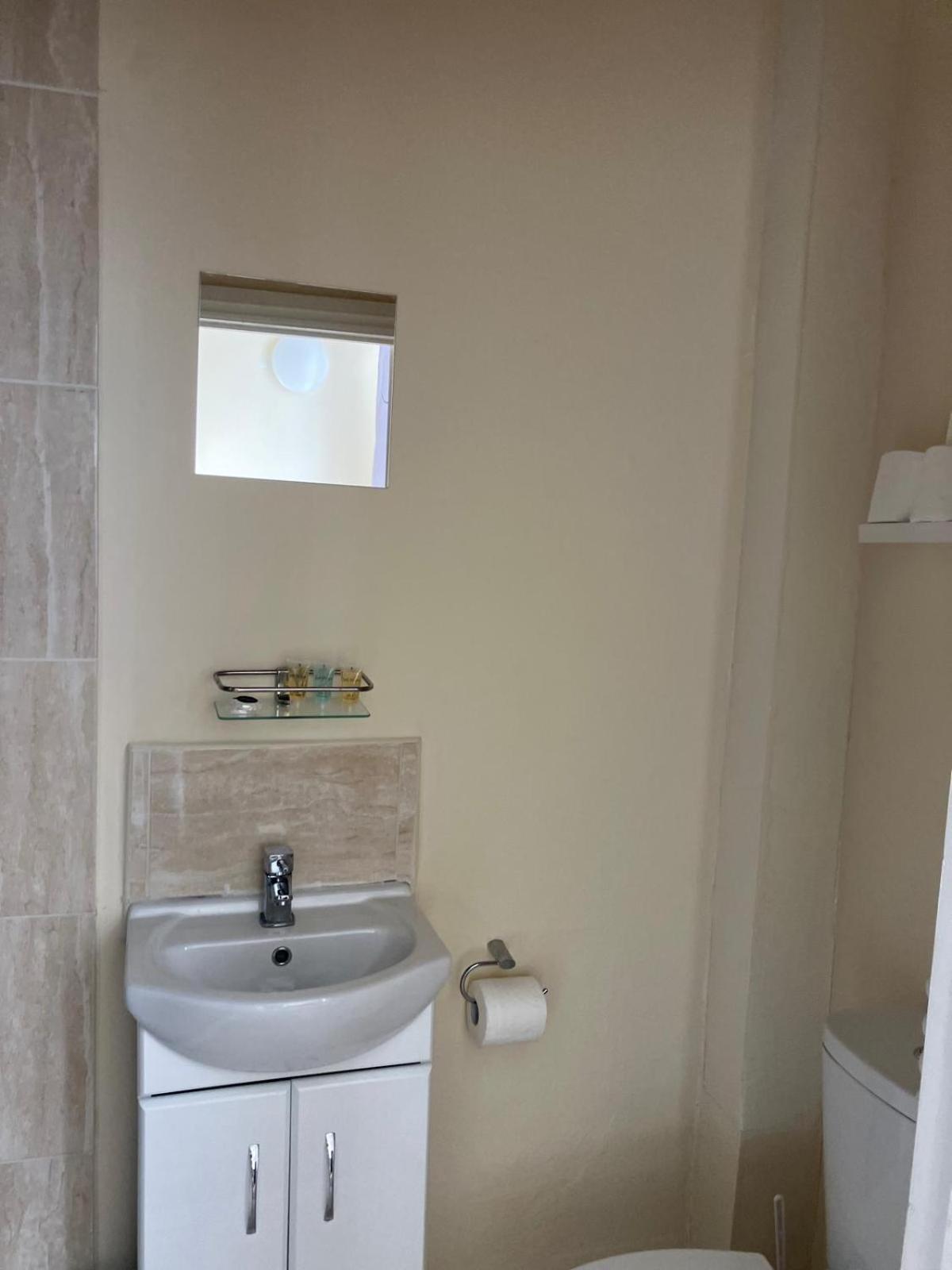 Specious Studio Flats Лондон Екстериор снимка