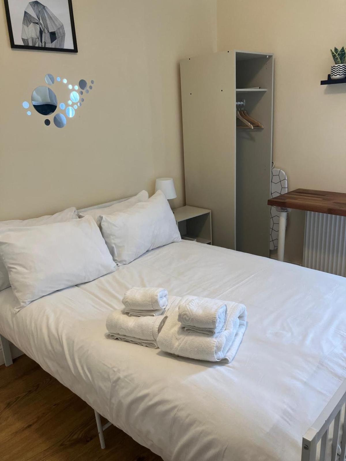 Specious Studio Flats Лондон Екстериор снимка