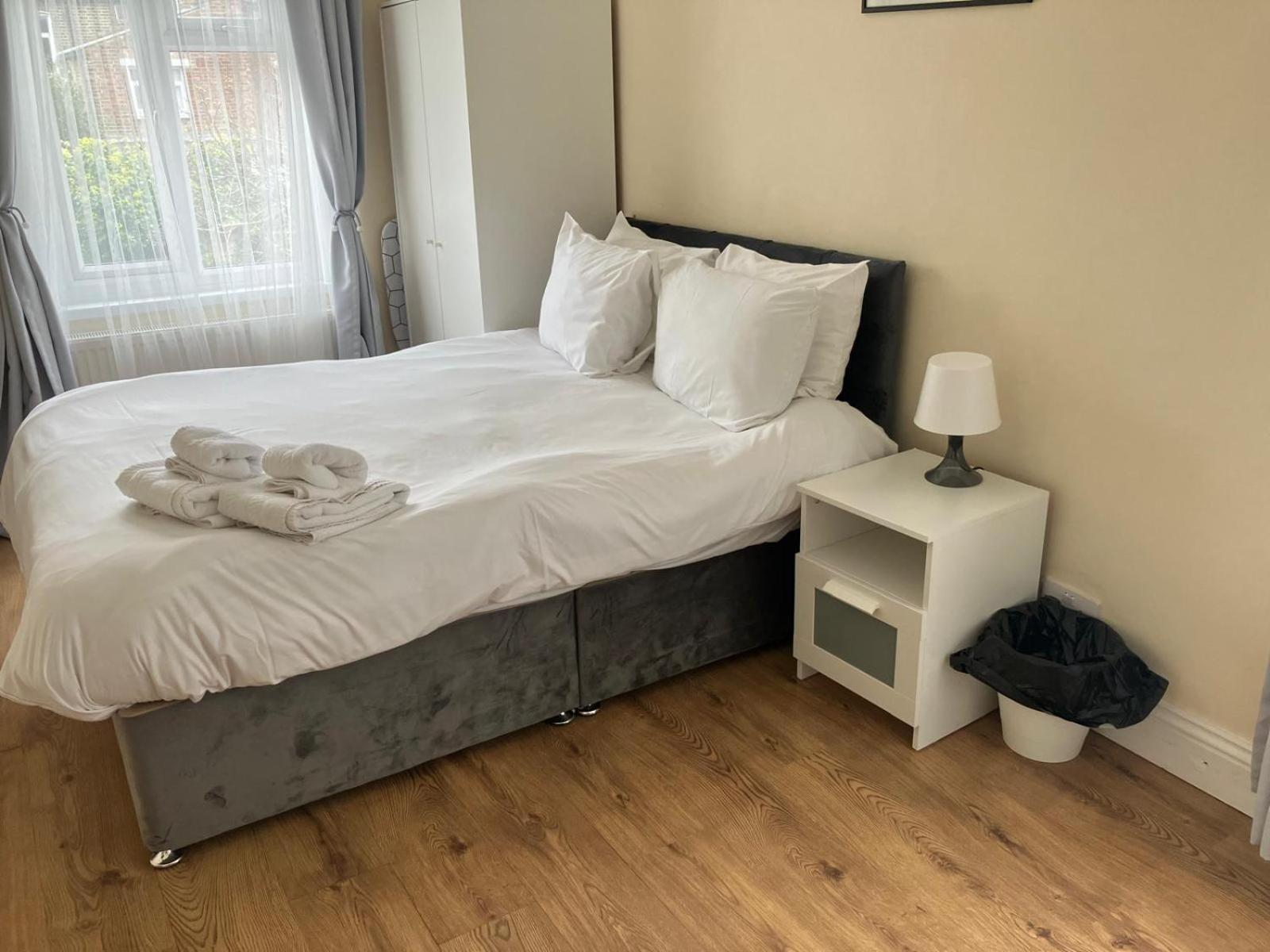 Specious Studio Flats Лондон Екстериор снимка