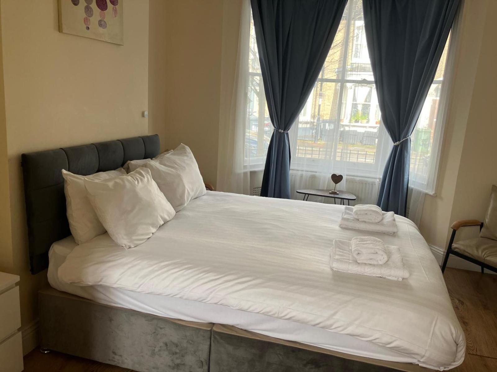 Specious Studio Flats Лондон Екстериор снимка