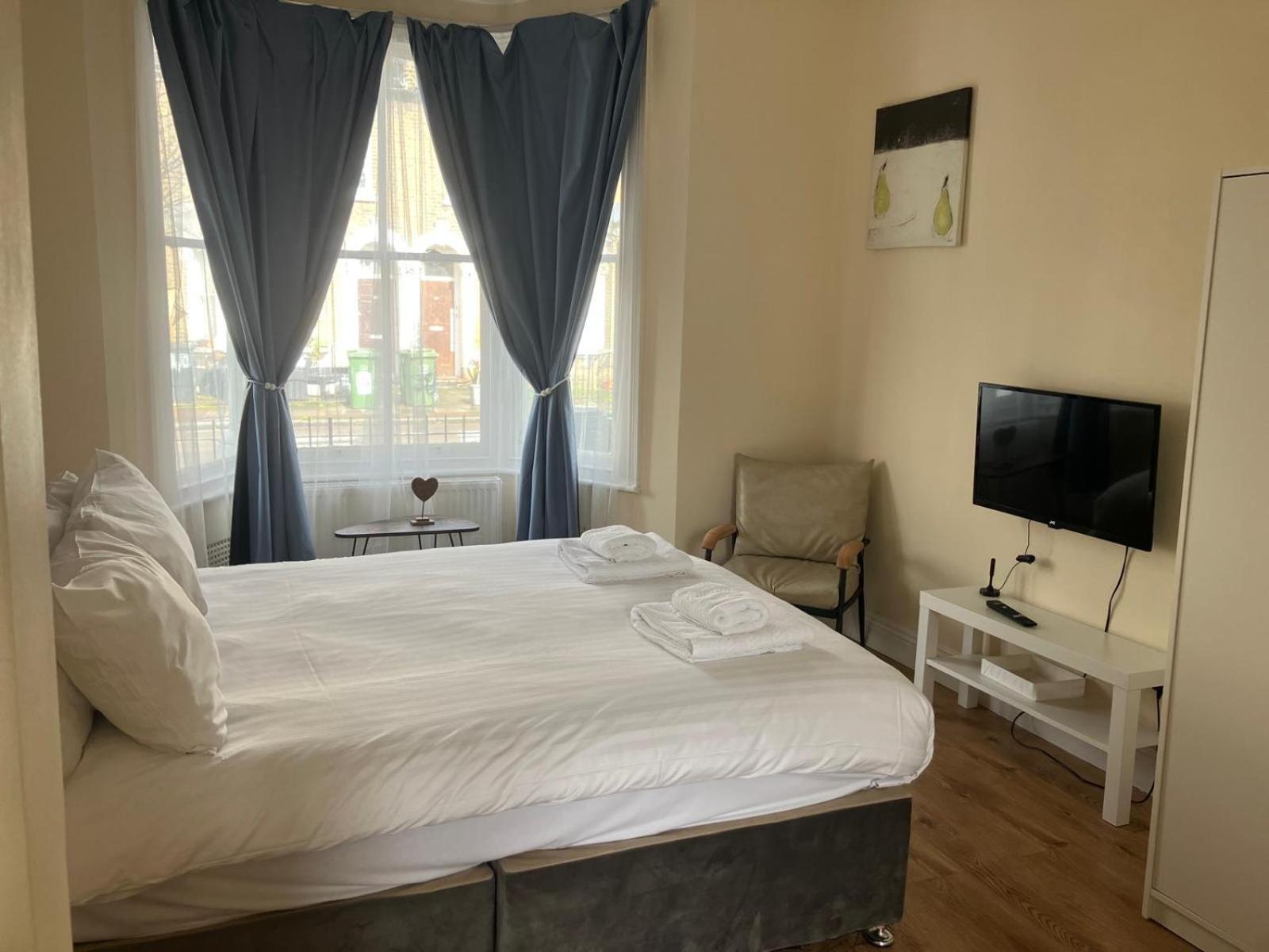 Specious Studio Flats Лондон Екстериор снимка