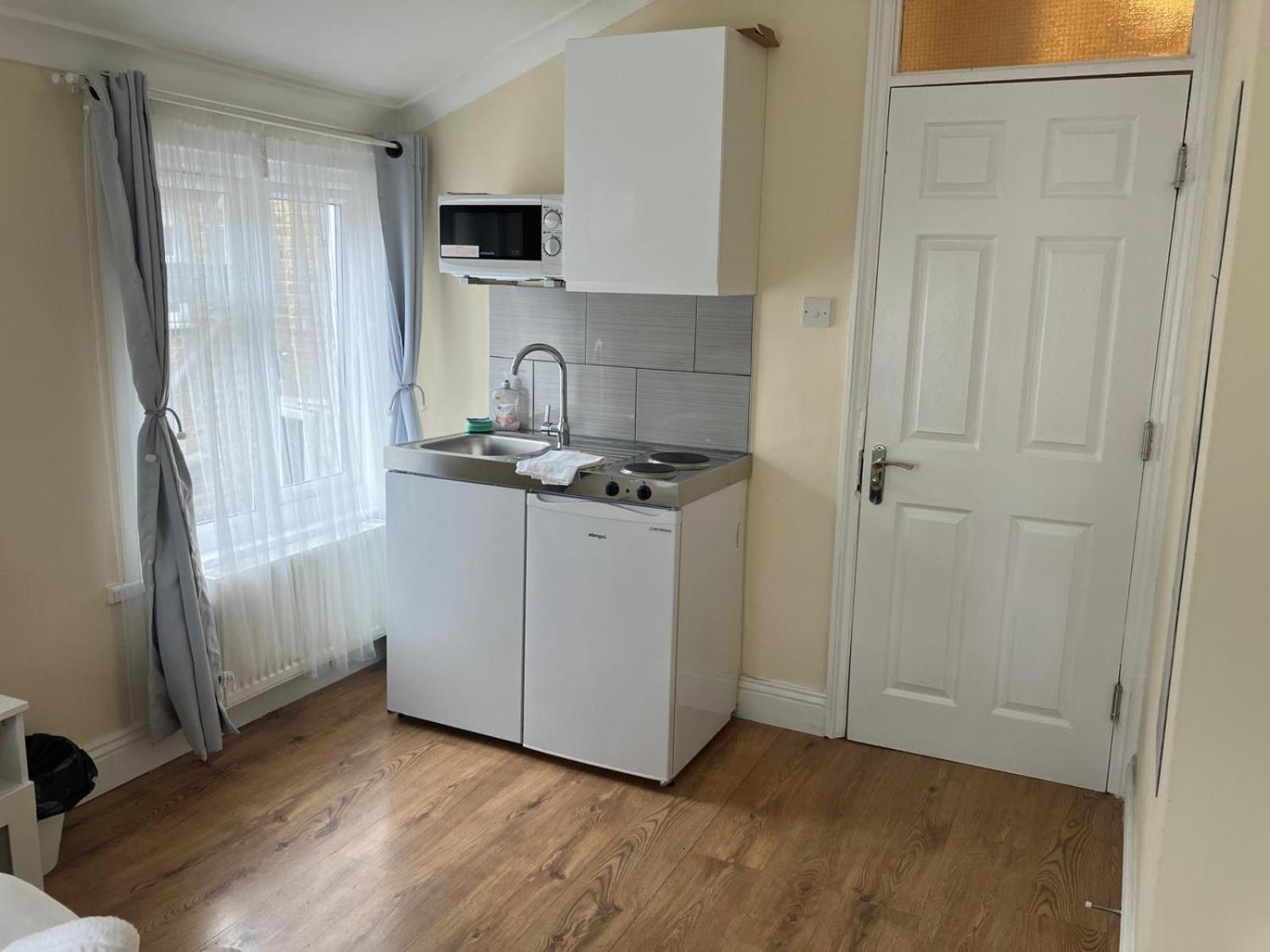 Specious Studio Flats Лондон Екстериор снимка
